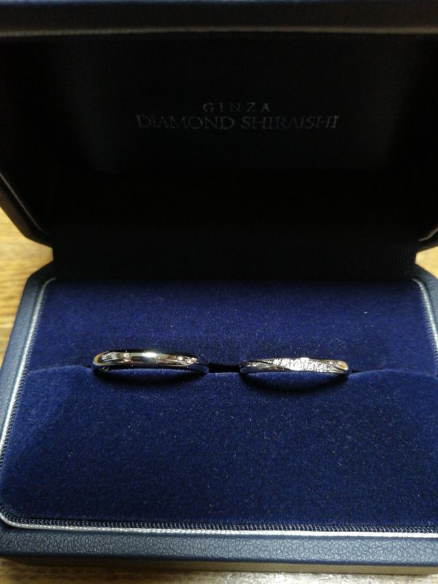購入したときに箱に指輪を入れてもらったときの写真です。