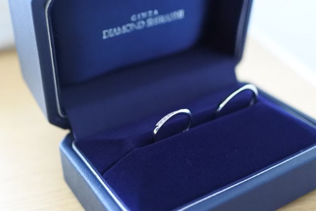 ペアの指輪。女性用はダイヤモンド入り。