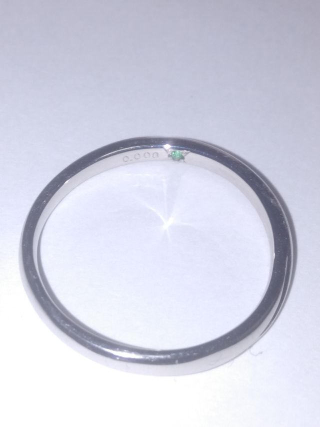 互いの誕生石を内側に付けてもらいました