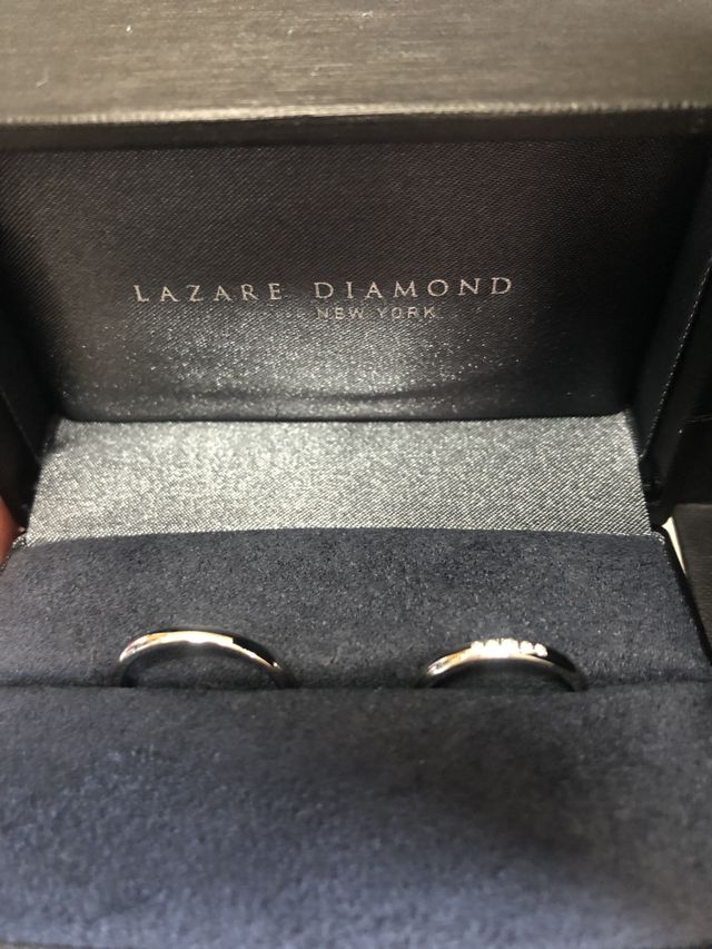 右が女性用の結婚指輪でライン状にダイアモンドがついてます