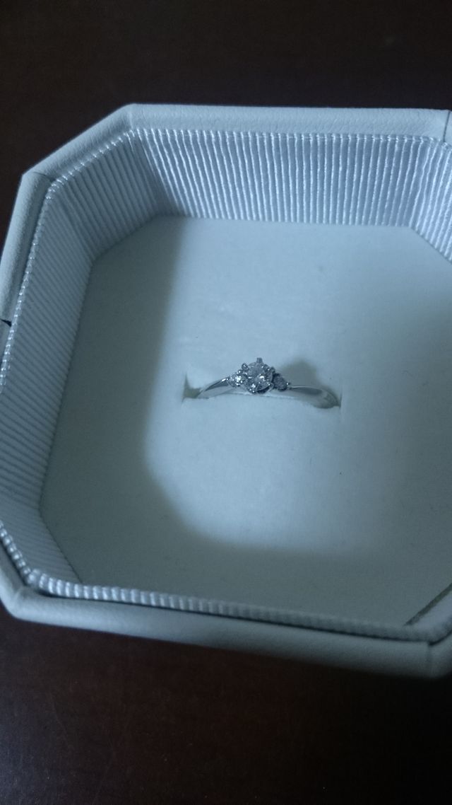 婚約指輪です。S字タイプにしようと決めていました。
