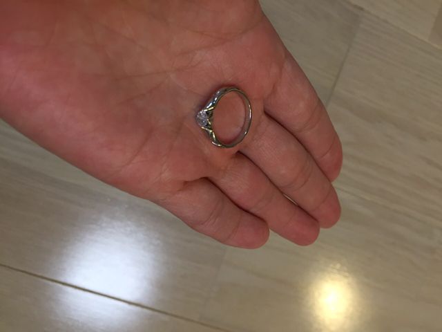 指輪に視線を感じると幸せを感じます！