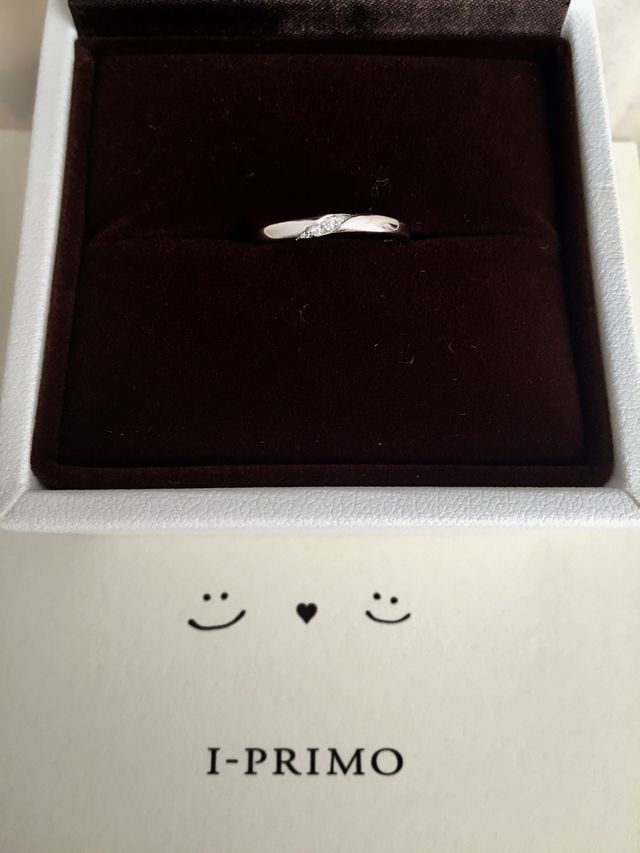 ウェーブ状にダイヤが散りばめられたデザインの指輪です。