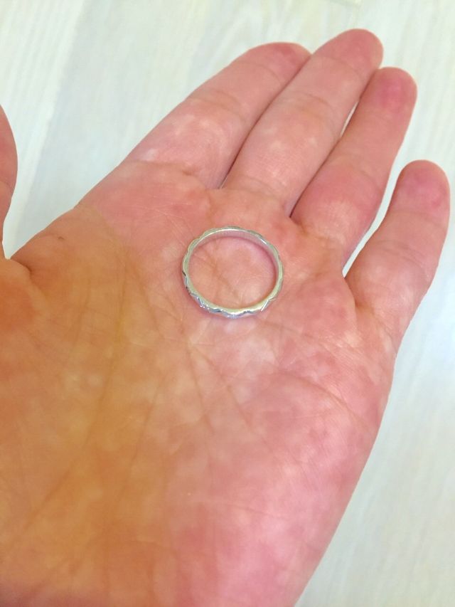 婚約指輪と重ね付けすると、とても目立ちます。