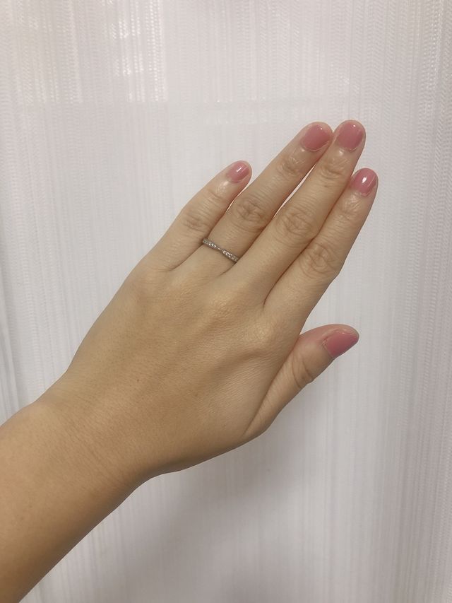 通常着用時の写真。ハーフエタニティのデザインです。