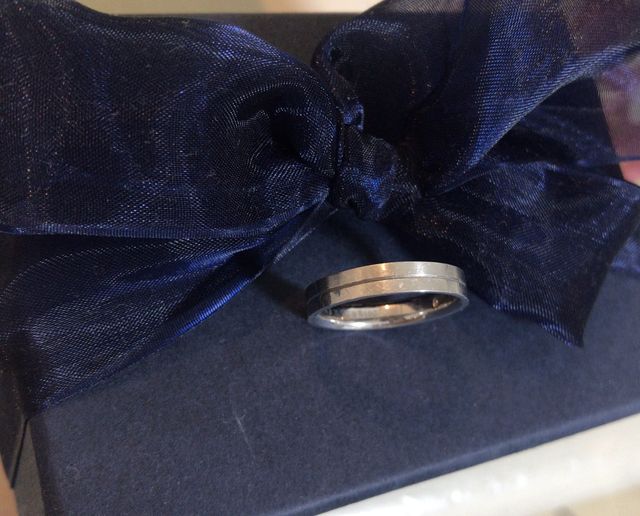 指輪のみ
購入時の写真と一緒に撮りました