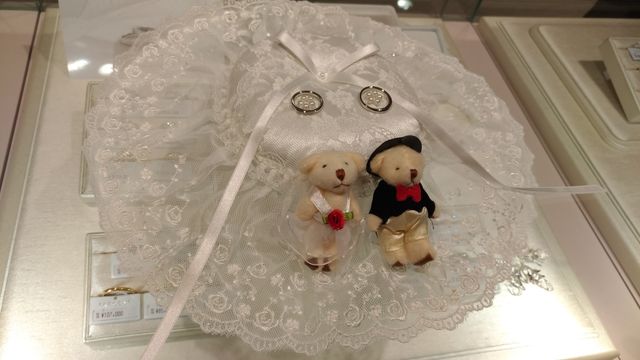 お店で貸していただいたリングピローで撮影しました。