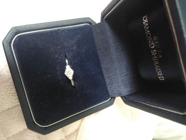 センターにダイヤモンドが一粒、両隣に小さなダイヤモンド