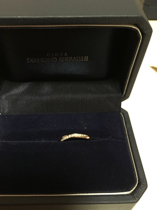 捻ったデザインで、ダイヤモンドがあしらわれています