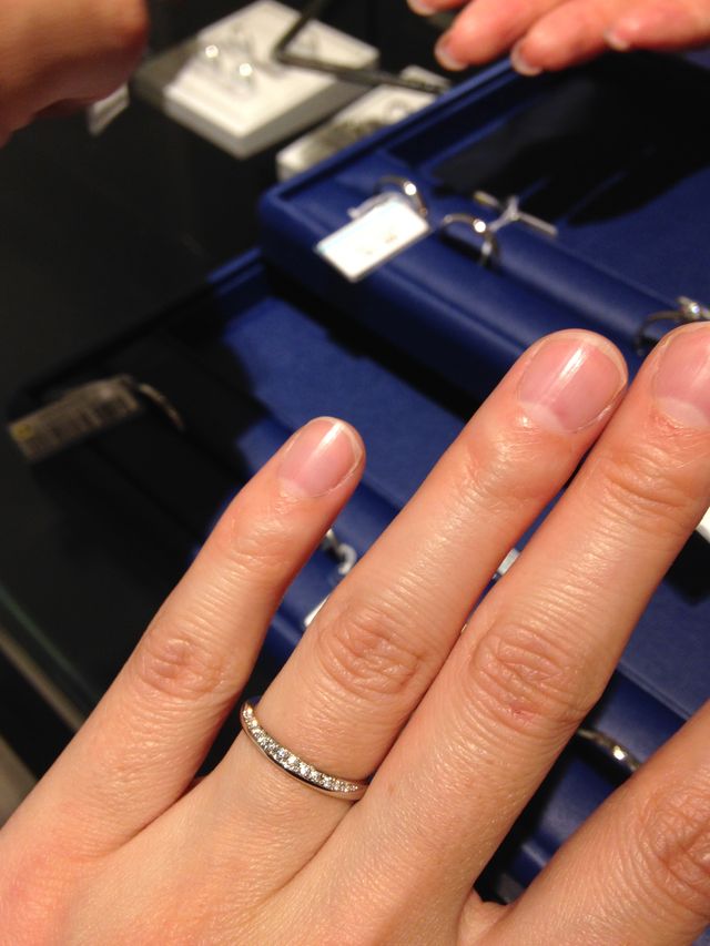 ダイヤモンドが半分に散りばめられており、とても素敵でした。