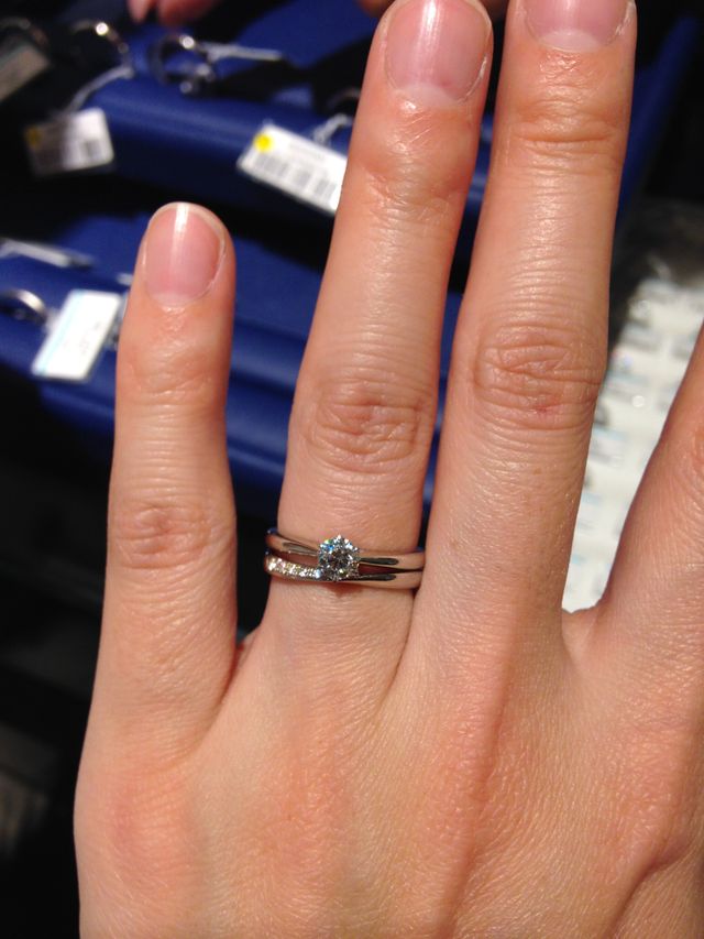 婚約指輪と結婚指輪を一緒につけた感じの参考に。