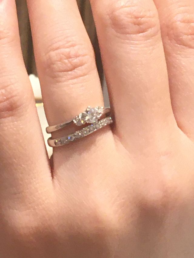 セットリングではないのですが、重ねづけしてピッタリです。