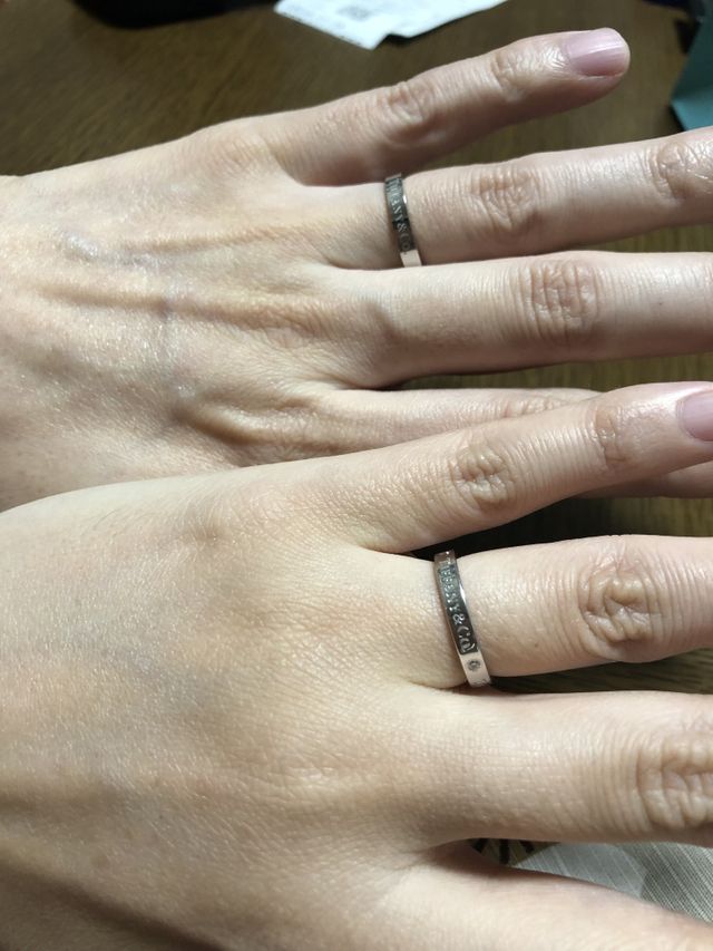 上が夫の手で、下が私の手