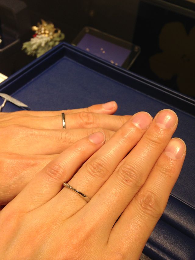 アミュレットでお揃いで揃えました。男性はやや細めのリング。