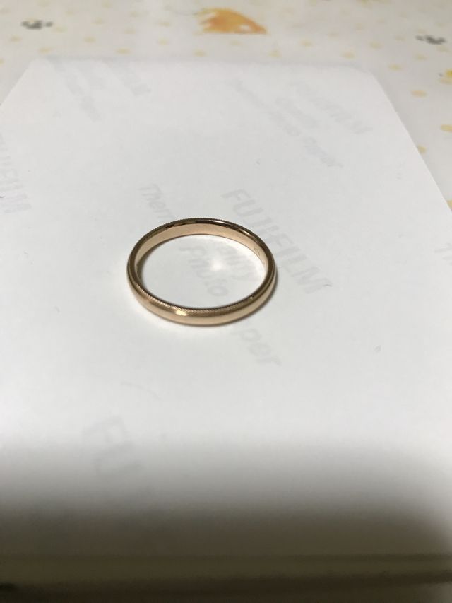 ミル打ちがあり、シンプルなデザインで職場でも着用できる