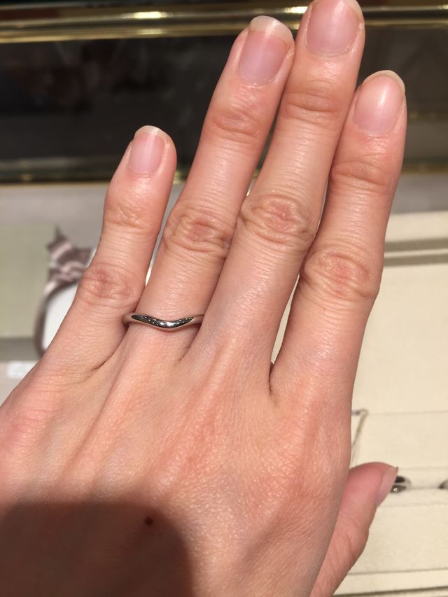 シンプルなV字デザインです！