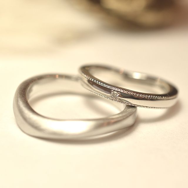 レディースは裏側を違うデザインにしてリバーシブルに。