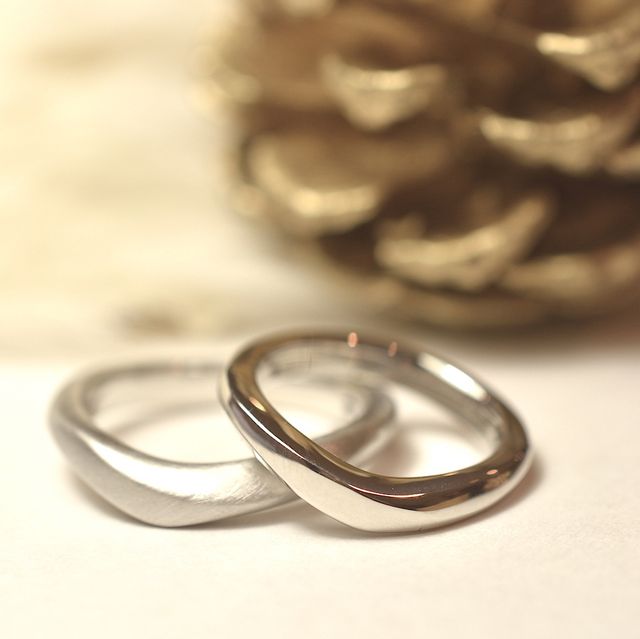 表側のデザインはお揃いにして鏡面とマットにしました。