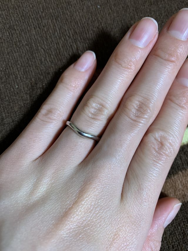 とてもシンプルで結婚指輪としていつまででも使えるデザインです