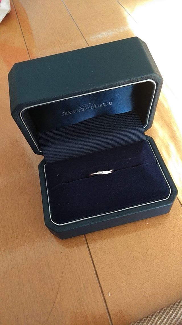 ゆるやかなカーブ、中心に小粒少量ダイヤ