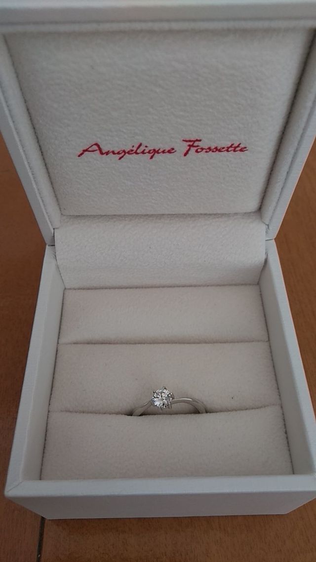 s字で細め、ダイヤが目立つシンプル目のデザイン