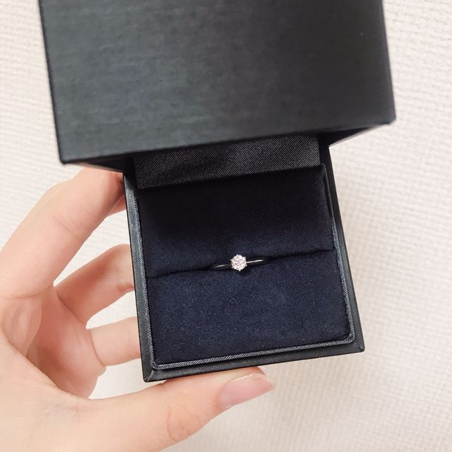 シンプルなデザインとダイヤモンドの輝きが高級感溢れています。