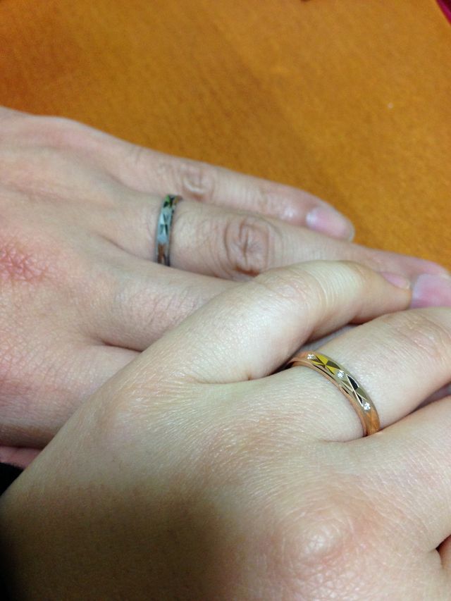 右がピンクゴールドで、左がシルバーです。