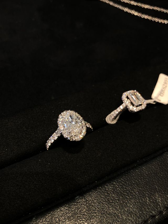 オーバル型のダイヤモンドが目を引く指輪