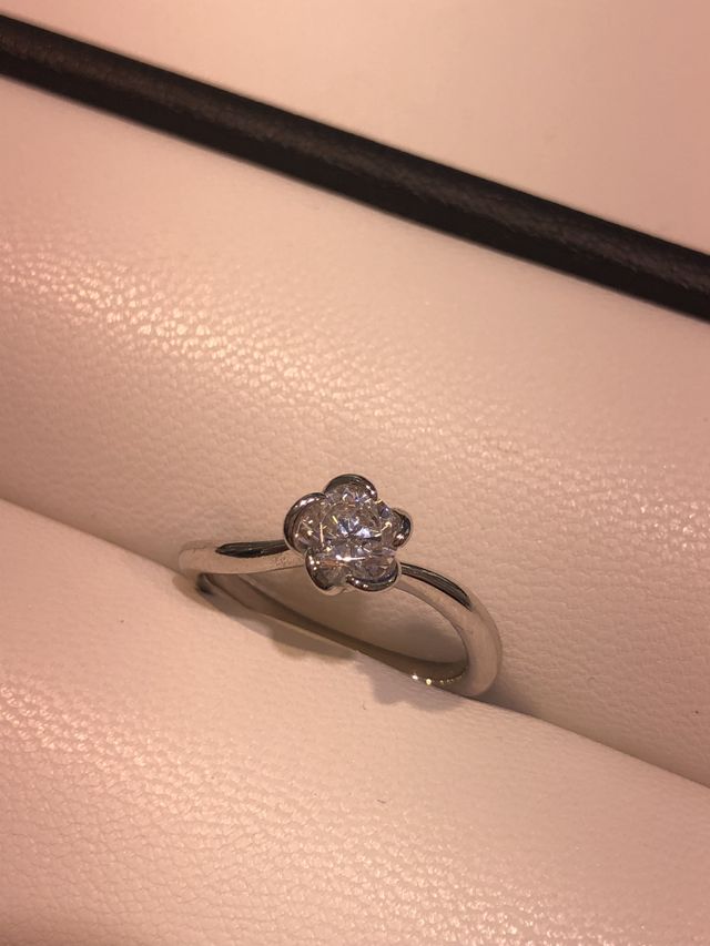 花のようなデザインの指輪