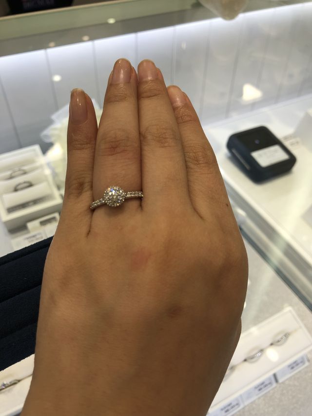 既製品の、ブーケの婚約指輪です