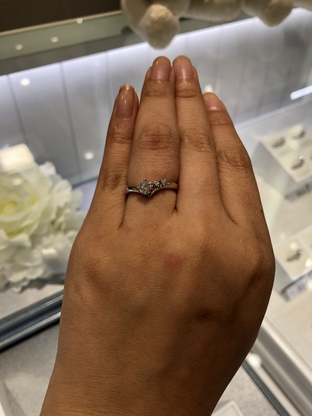 ウェーブデザインの婚約指輪です