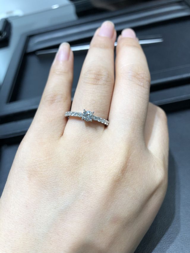 別種類で、リング部分に沢山石がついたデザインです。