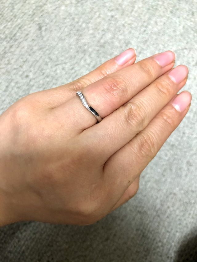 ウェーブタイプのリング
男性は石が付いていない対のデザイン。