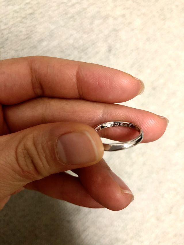 筆記体で、頭文字と入籍記念日を刻印して貰いました