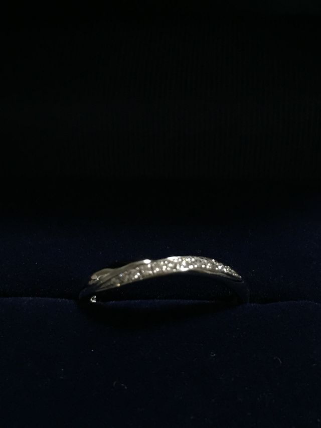 波型の指輪で。表面に細かいダイヤモンドが埋め込まれています。