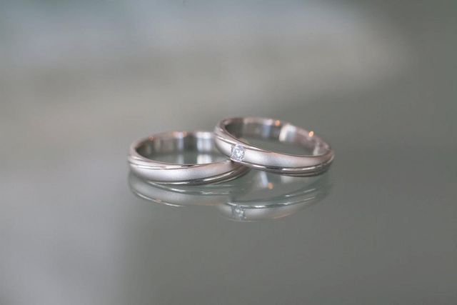 ダイヤが入っている方がわたしの指輪です。