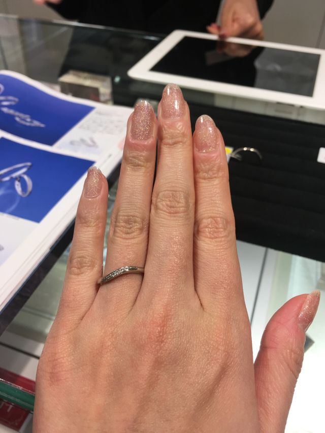 ウェーブで、ストーン9粒キラキラ！