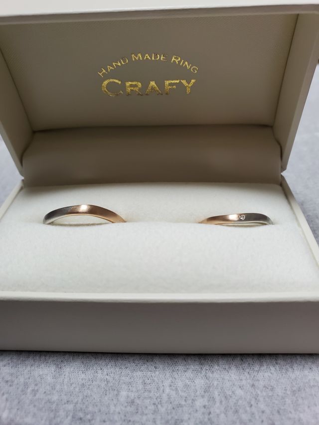 婚約指輪の形に合わせて作りました。