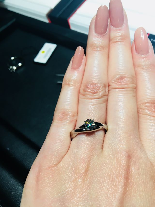 シンプルすぎず、大人っぽいデザインが気に入っています。