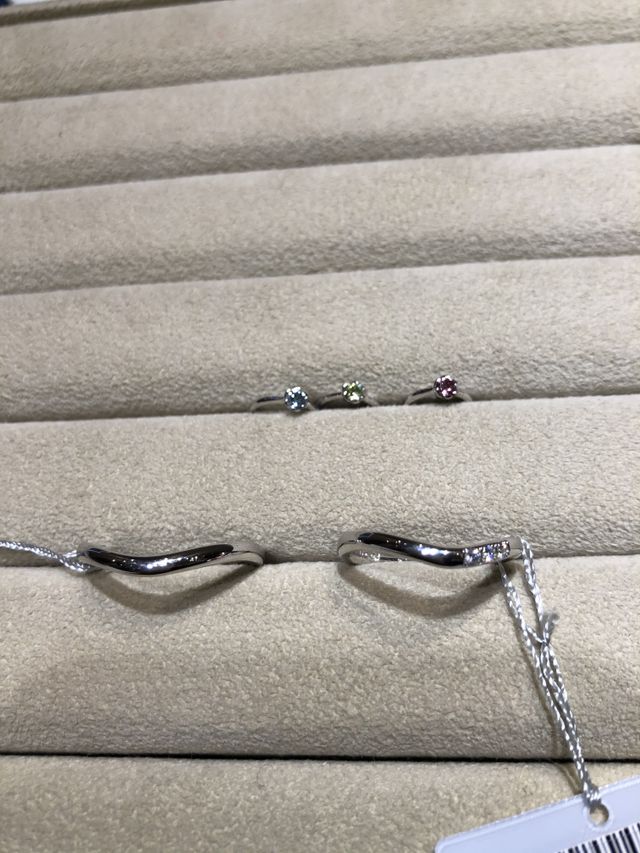 購入した結婚指輪です。
2人の誕生石と記念月が入ってます。