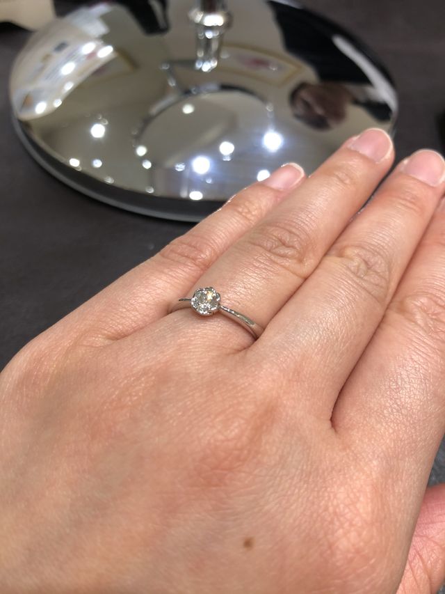 センターのダイヤモンドは花の形になっています。