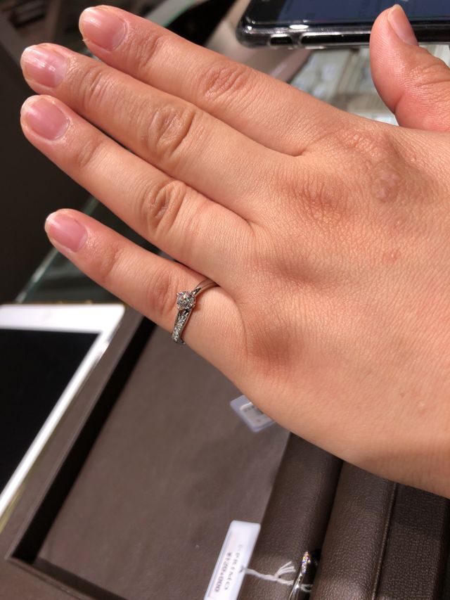 片側のみダイヤが入っているのがとても気に入りました！