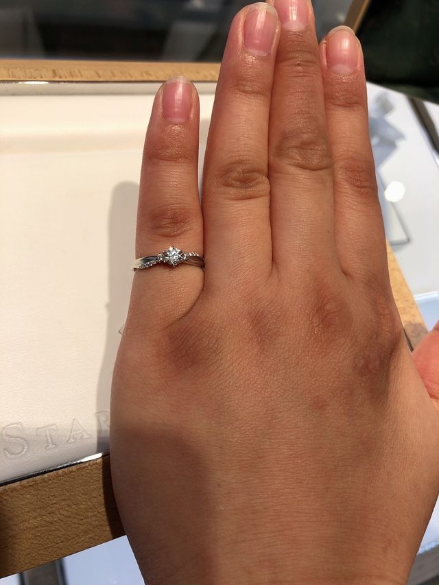 真ん中のダイヤから左右に一石ずつと、流れるデザインがある