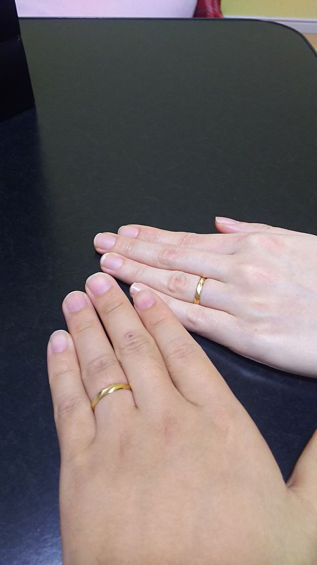 今日受け取ったばかりのホヤホヤの指輪です。