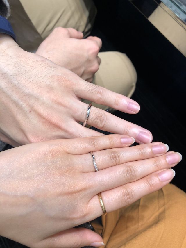 薬指のリングを試着しました。(オーチャード)