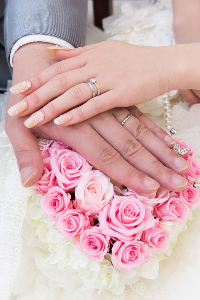 当時お店で一番細いモデル。婚約指輪は他社のものです。