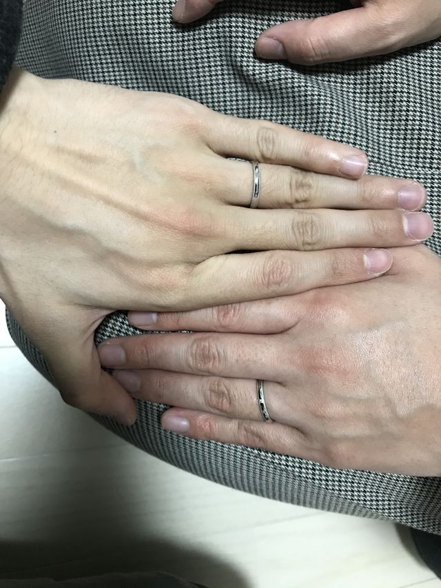 シルバーの結婚指輪。