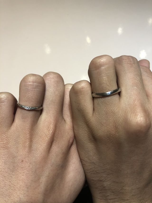 U字型の指輪で裏に双子ダイヤと交際日、式の月の誕生石をセット