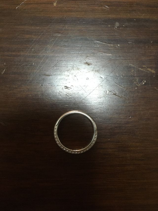 ダイヤモンドが半周ぐらい入っています