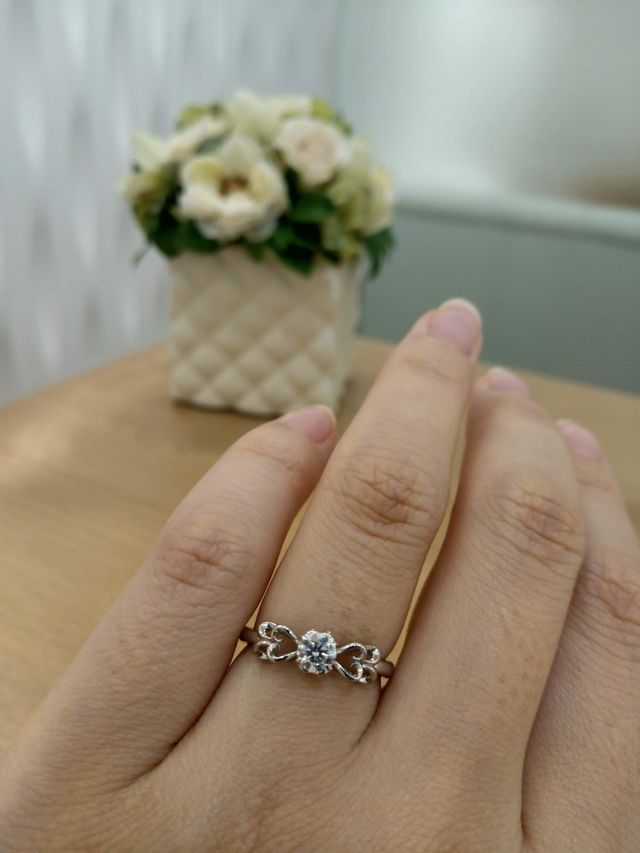 指輪をつけている写真